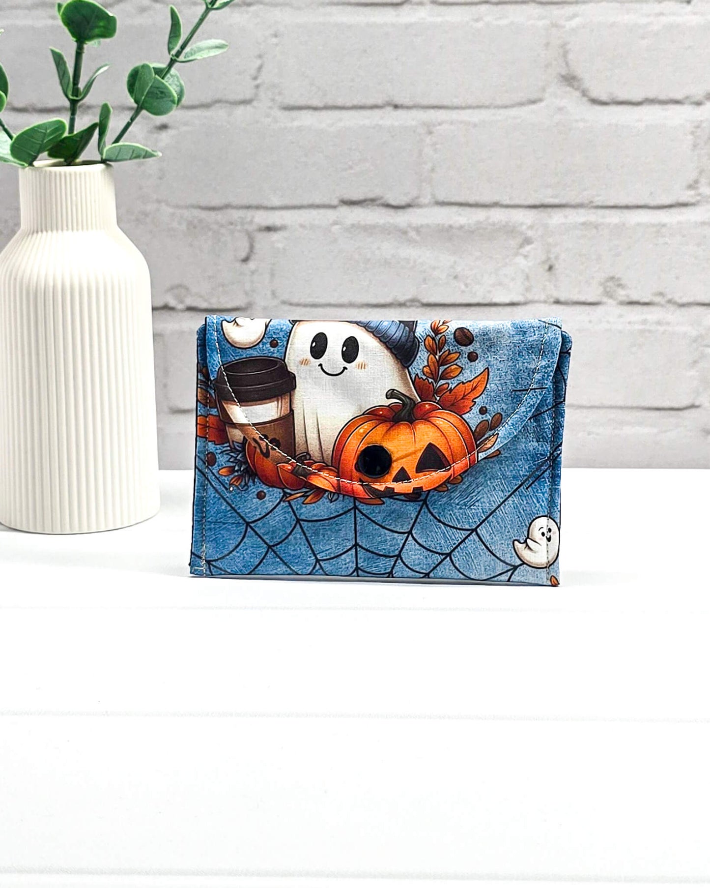Mini Pouch für Strickzubehör mit Geist, Kürbis und Spinnennetz auf blauem Stoff, handgenäht in Bayern von NadelMikado