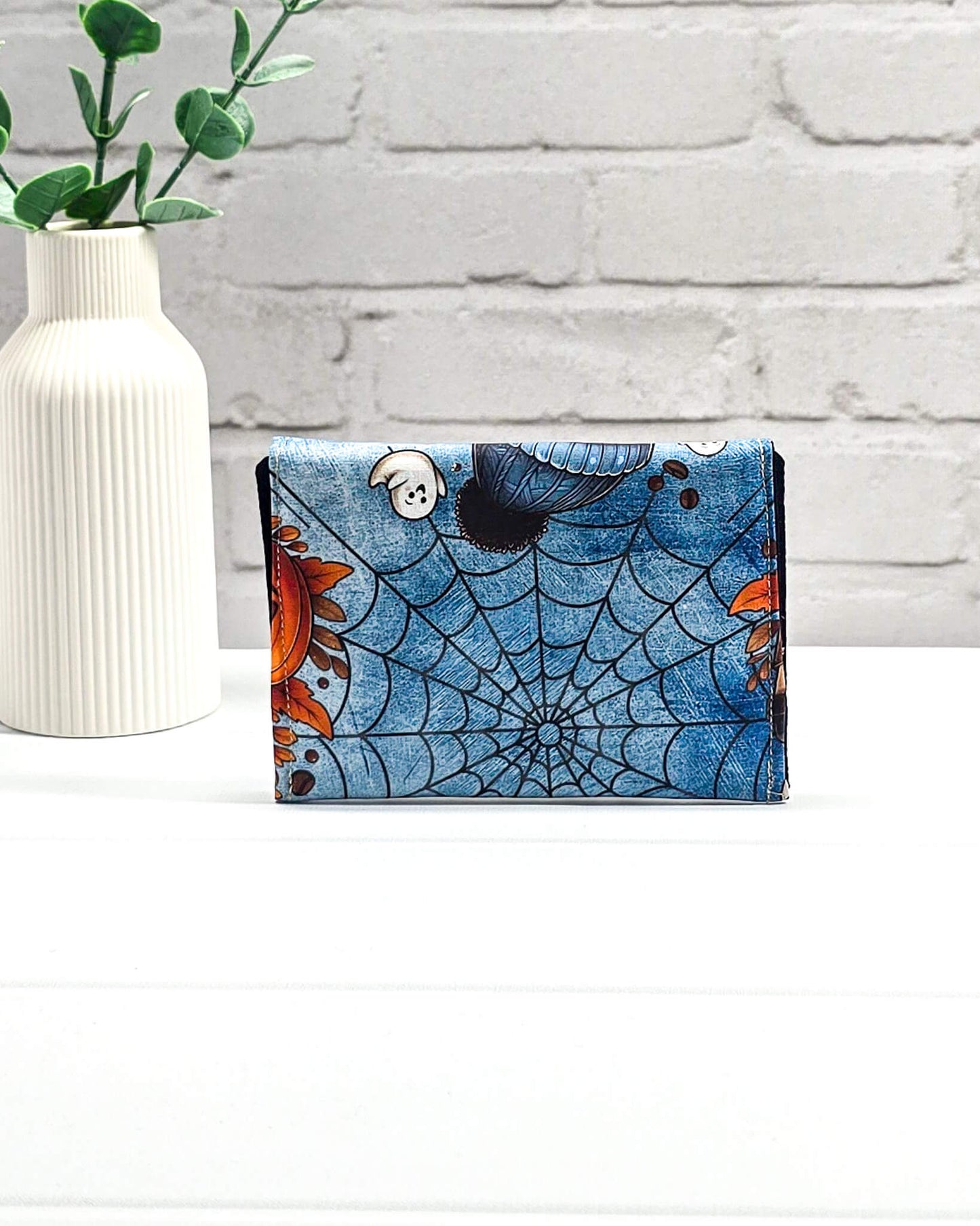 Mini Pouch für Strickzubehör mit Geist, Kürbis und Spinnennetz auf blauem Stoff, handgenäht in Bayern von NadelMikado