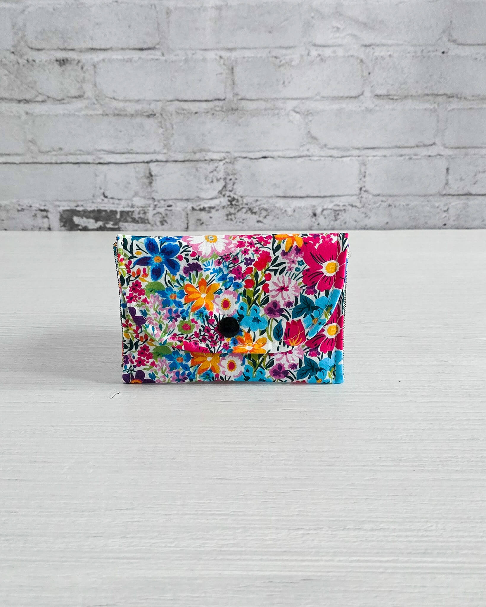 Mini-Pouch Wildflower Garden mit buntem Blumenmuster - handgenäht in Bayern von Nadelmikado