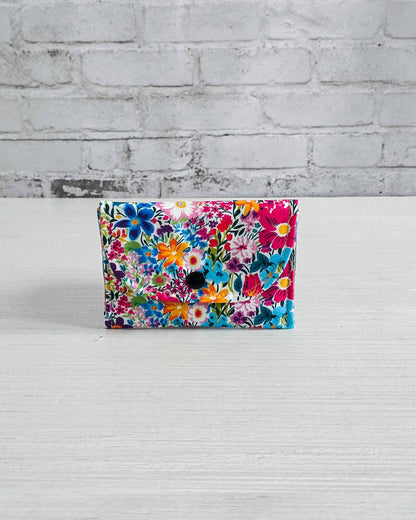 Mini-Pouch Wildflower Garden mit buntem Blumenmuster - handgenäht in Bayern von Nadelmikado