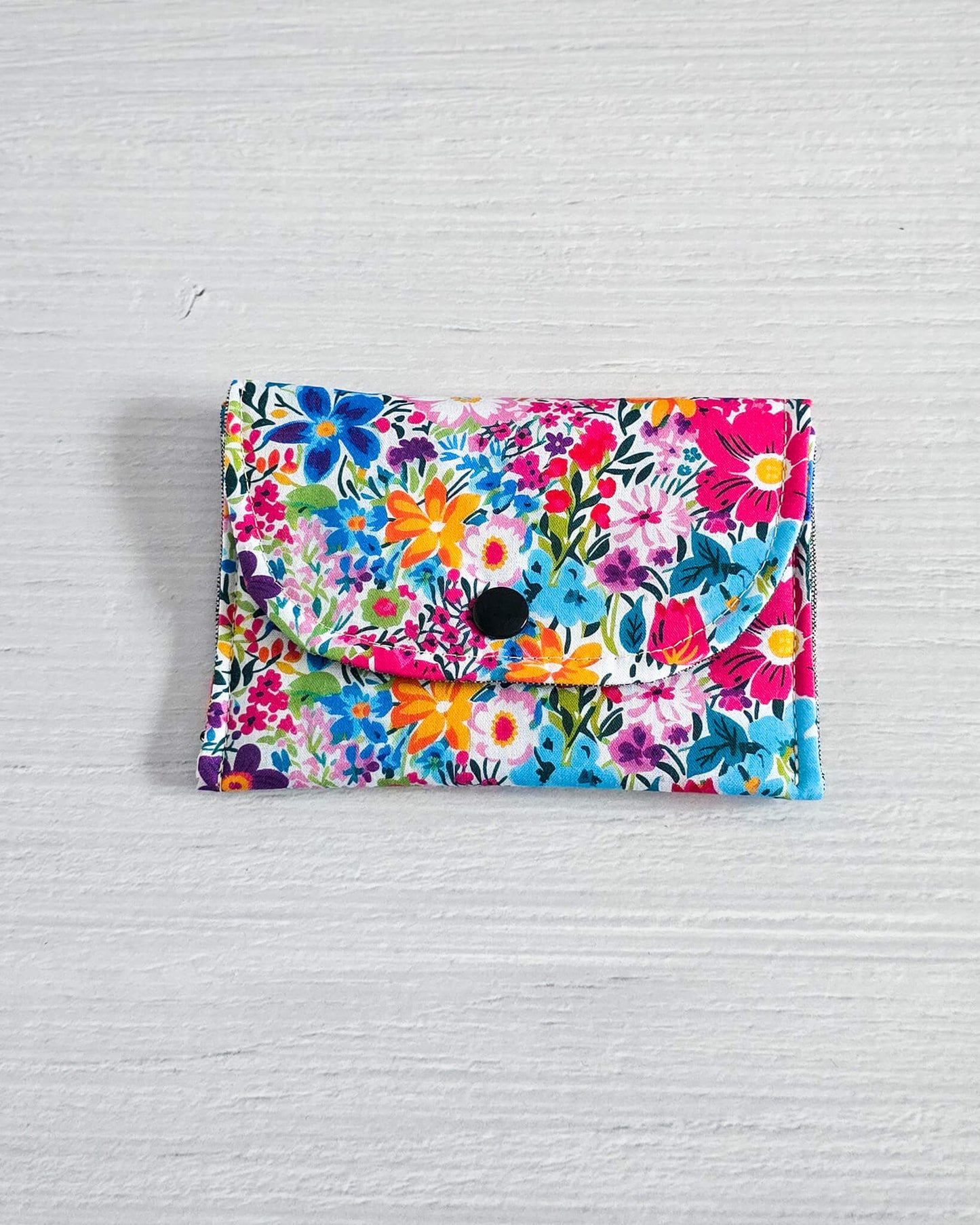 Mini-Pouch Wildflower Garden mit buntem Blumenmuster - handgenäht in Bayern von Nadelmikado