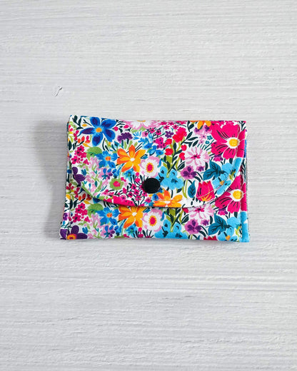 Mini-Pouch Wildflower Garden mit buntem Blumenmuster - handgenäht in Bayern von Nadelmikado