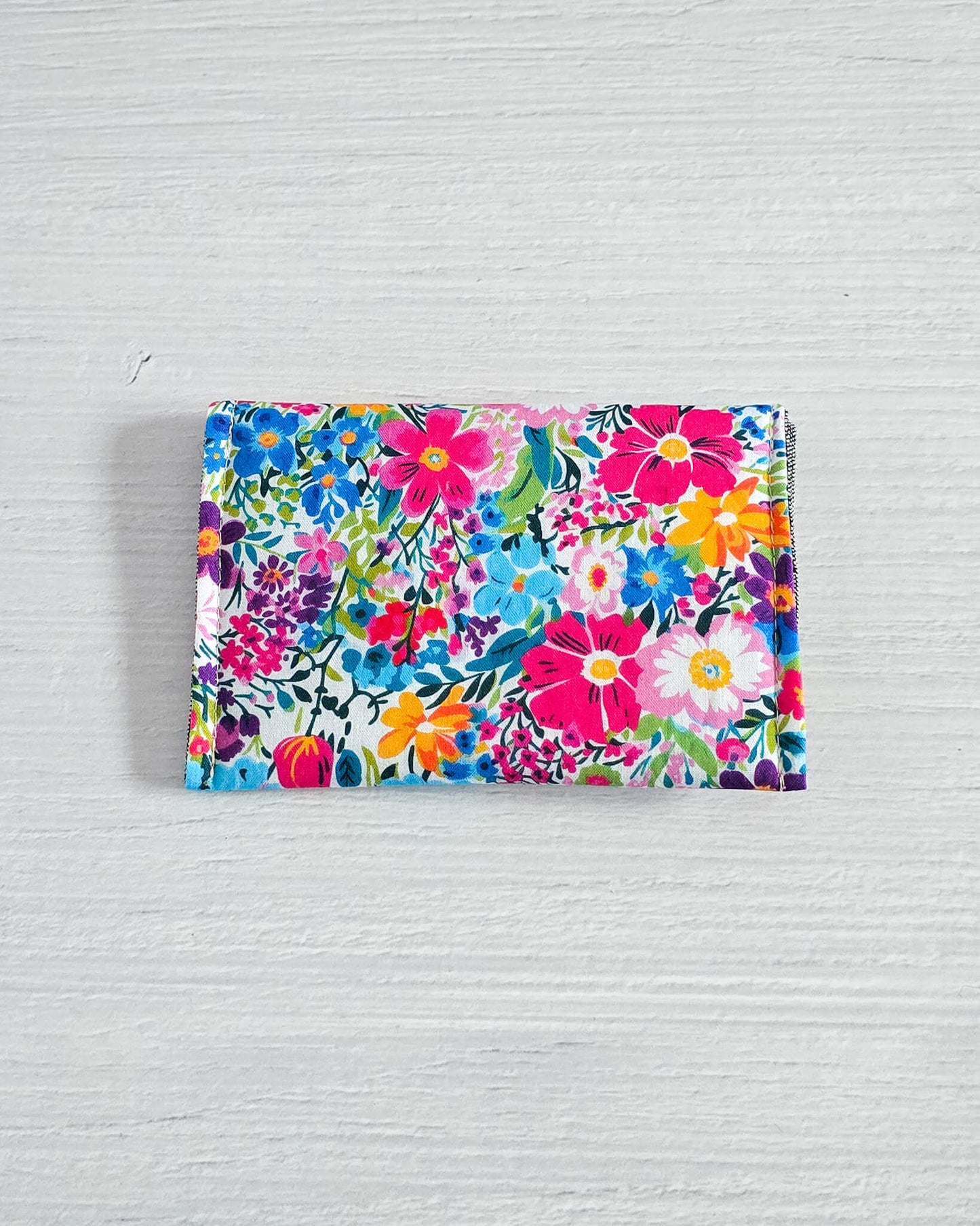 Mini-Pouch Wildflower Garden mit buntem Blumenmuster - handgenäht in Bayern von Nadelmikado