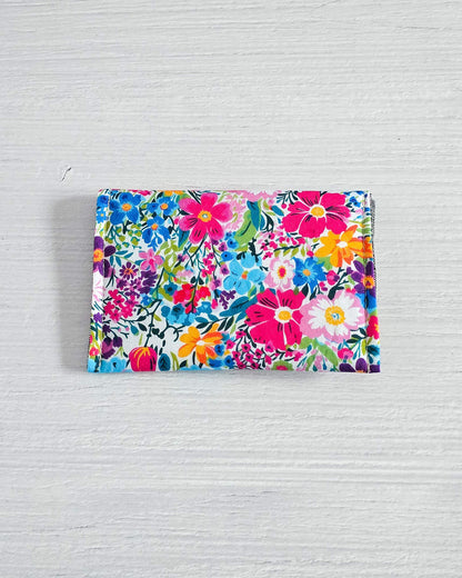 Mini-Pouch Wildflower Garden mit buntem Blumenmuster - handgenäht in Bayern von Nadelmikado