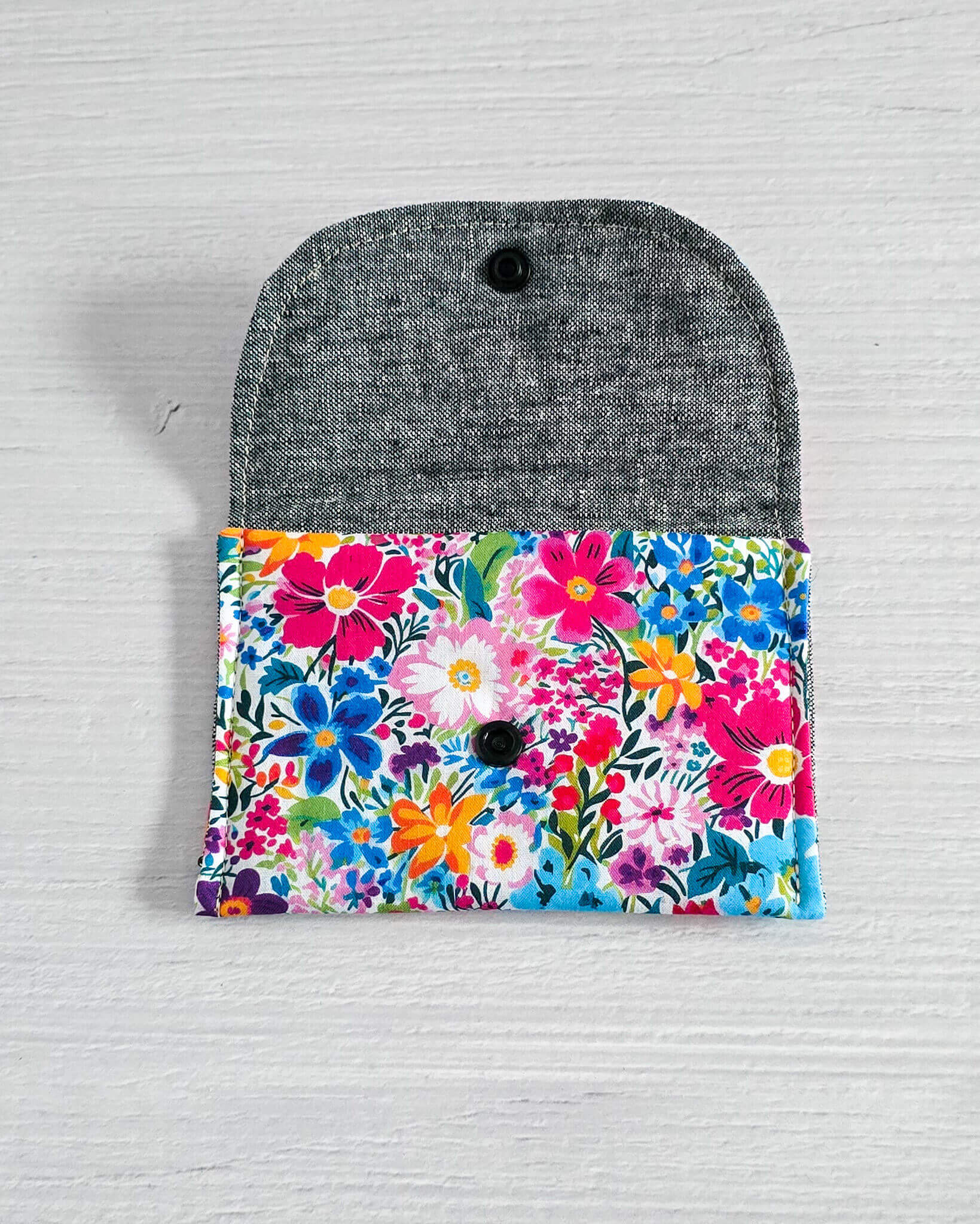 Mini-Pouch Wildflower Garden mit buntem Blumenmuster - handgenäht in Bayern von Nadelmikado