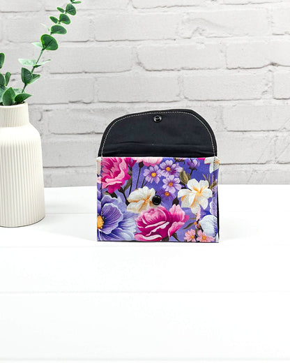 Kleine, flache Mini-Pouch für Strickzubehör mit üppigem Rosen- und Blütenmuster in Magenta und Lila, verschlossen mit einer Klappe und einem schwarzen Druckknopf. Handgenäht in Bayern von Nadelmikado