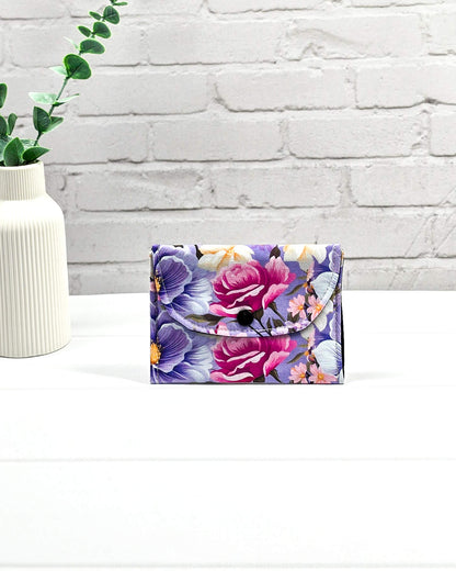 Kleine, flache Mini-Pouch für Strickzubehör mit üppigem Rosen- und Blütenmuster in Magenta und Lila, verschlossen mit einer Klappe und einem schwarzen Druckknopf. Handgenäht in Bayern von Nadelmikado