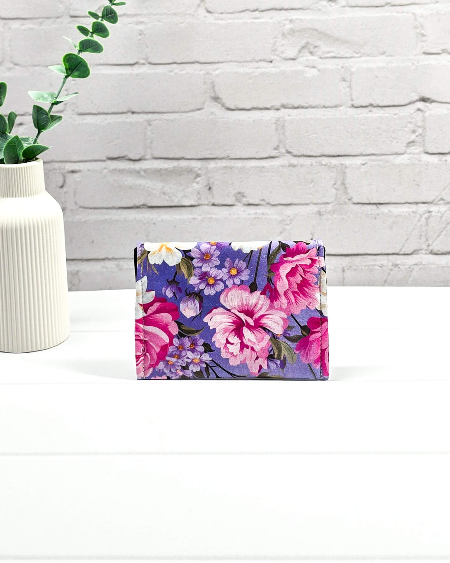 Kleine, flache Mini-Pouch für Strickzubehör mit üppigem Rosen- und Blütenmuster in Magenta und Lila, verschlossen mit einer Klappe und einem schwarzen Druckknopf. Handgenäht in Bayern von Nadelmikado