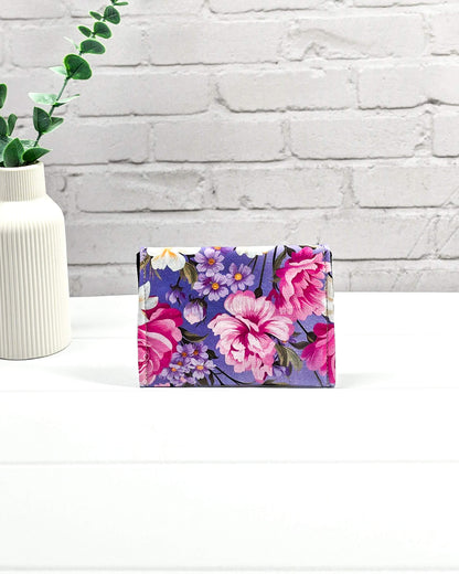Kleine, flache Mini-Pouch für Strickzubehör mit üppigem Rosen- und Blütenmuster in Magenta und Lila, verschlossen mit einer Klappe und einem schwarzen Druckknopf. Handgenäht in Bayern von Nadelmikado