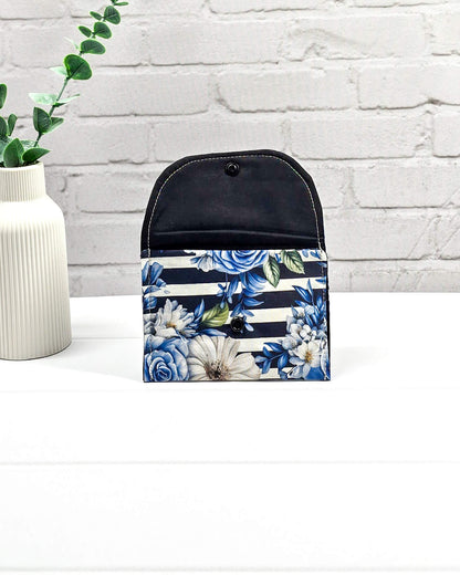 Kleine, flache Mini-Pouch für Handarbeitszubehör mit blauen Rosen und weißen Blüten auf blau-weiß gestreiftem Stoff, verschlossen mit einer Klappe und einem schwarzen Druckknopf. Handgenäht in Bayern von Nadelmikado