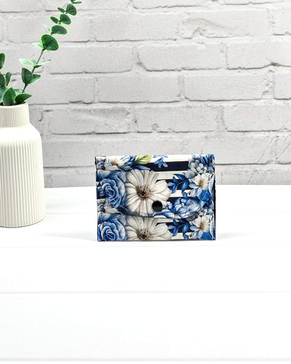 Kleine, flache Mini-Pouch für Handarbeitszubehör mit blauen Rosen und weißen Blüten auf blau-weiß gestreiftem Stoff, verschlossen mit einer Klappe und einem schwarzen Druckknopf. Handgenäht in Bayern von Nadelmikado