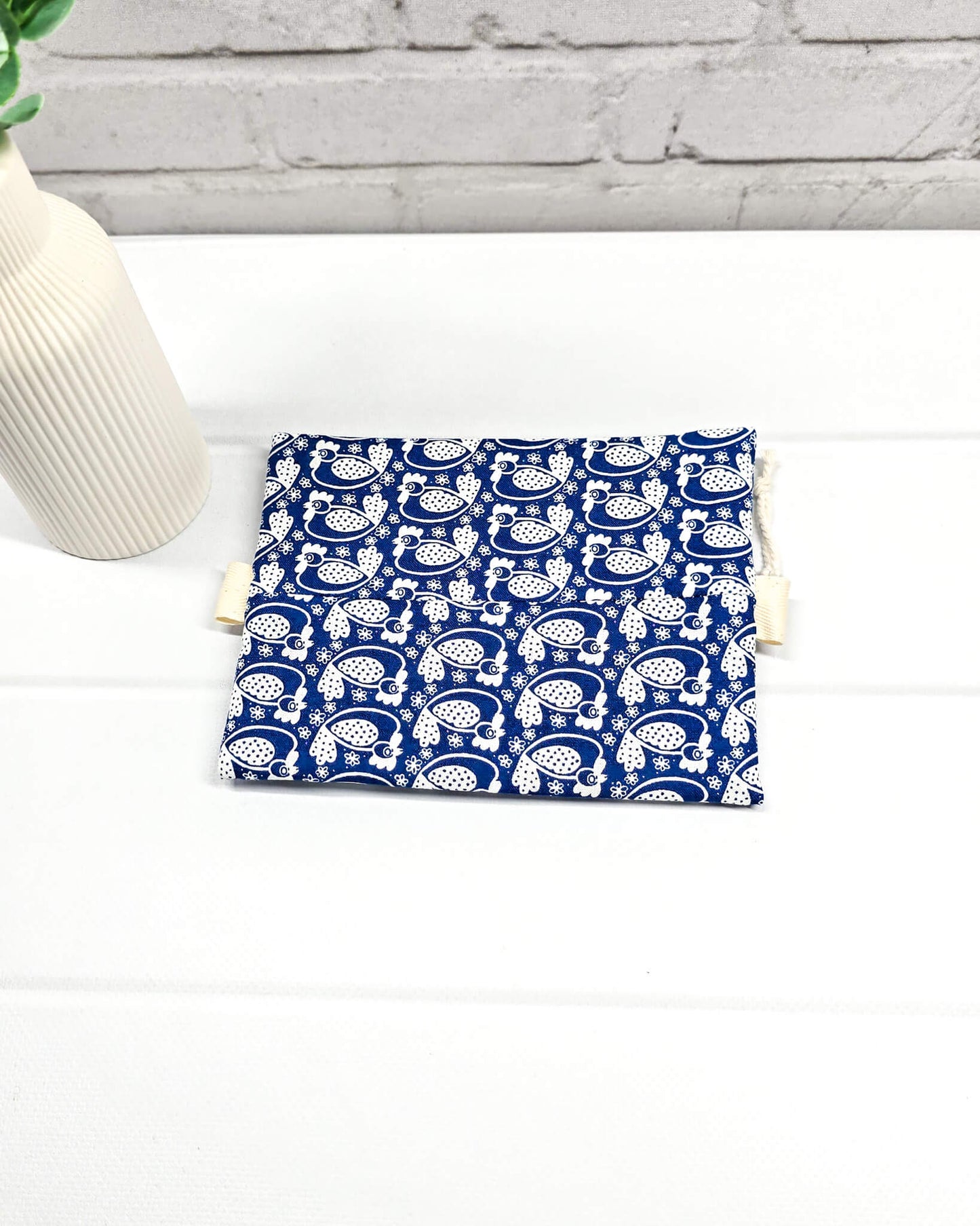 Mini Zip Pouch Vogelmotiv blau weiß handgenäht Bayern von Nadelmikado
