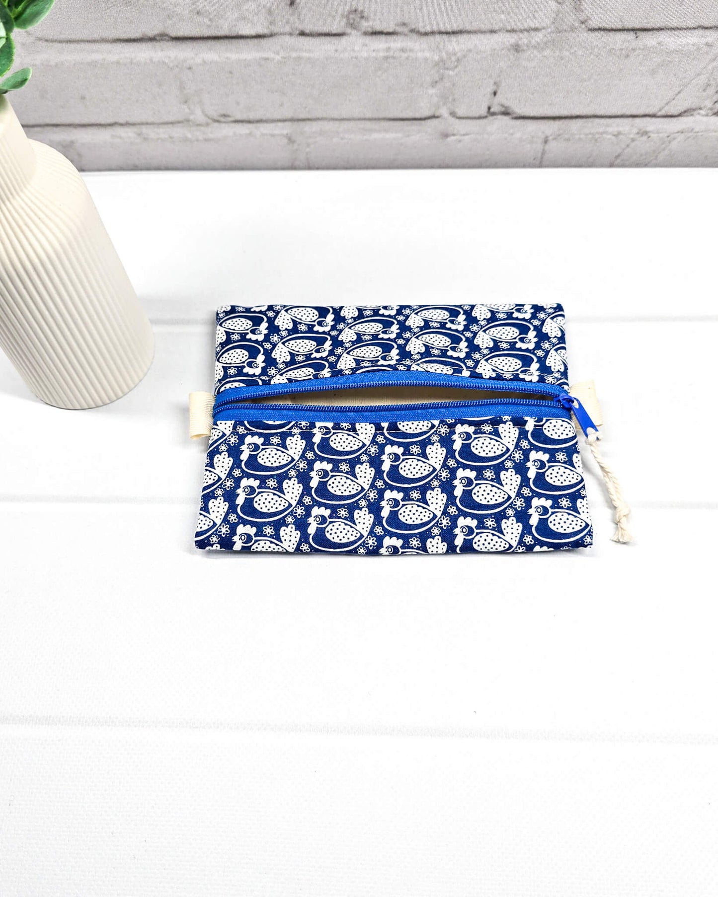 Mini Zip Pouch Vogelmotiv blau weiß handgenäht Bayern von Nadelmikado