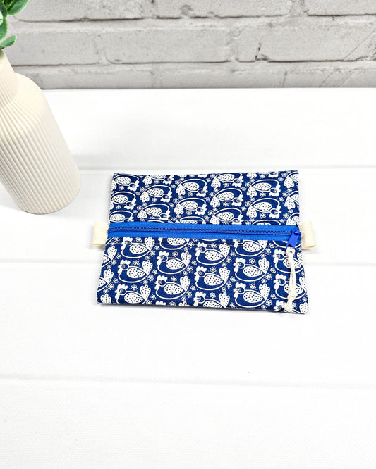 Mini Zip Pouch Vogelmotiv blau weiß handgenäht in Bayern von Nadelmikado