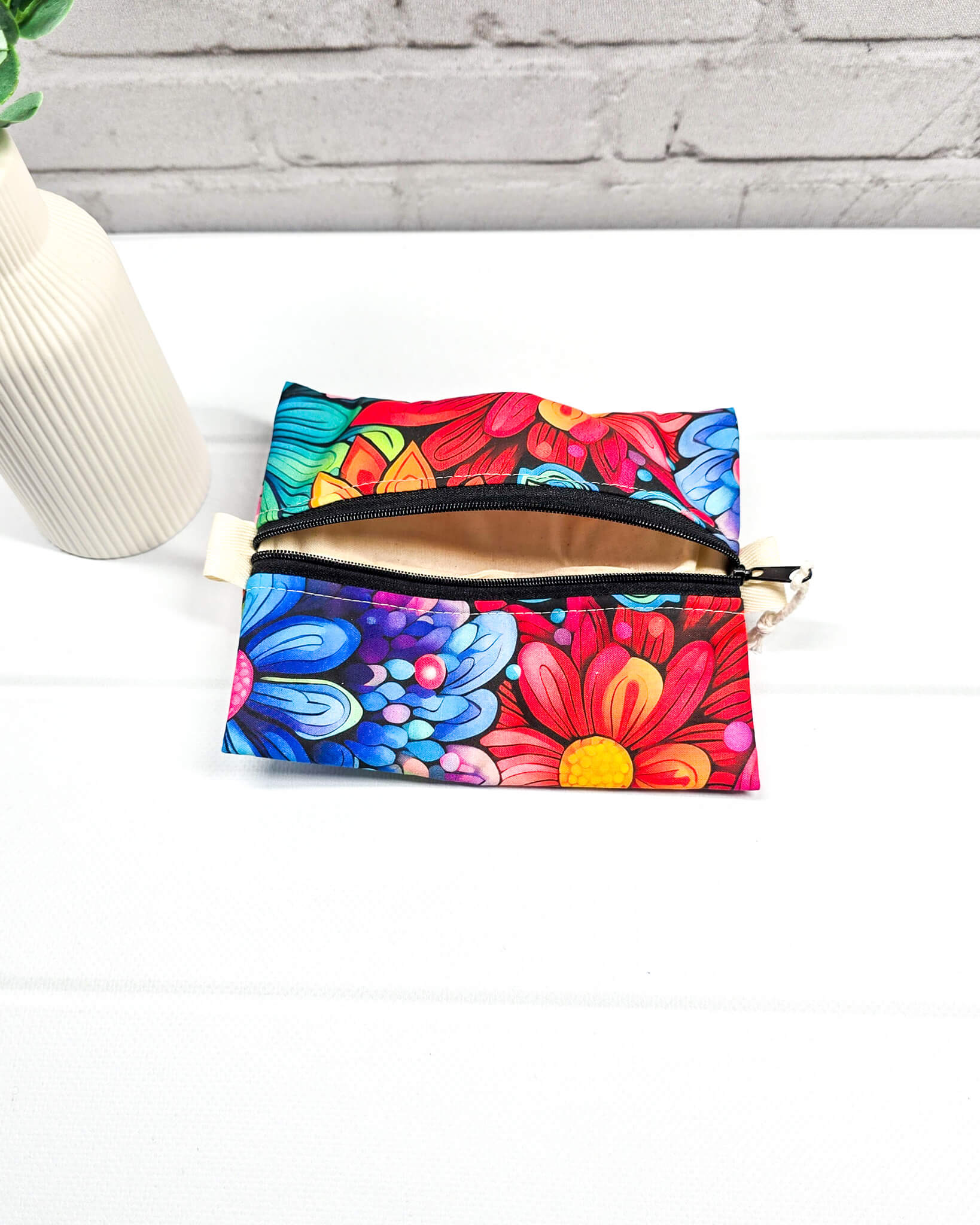 Mini Zip Pouch bunt Blumen modern handgenäht Bayern von Nadelmikado