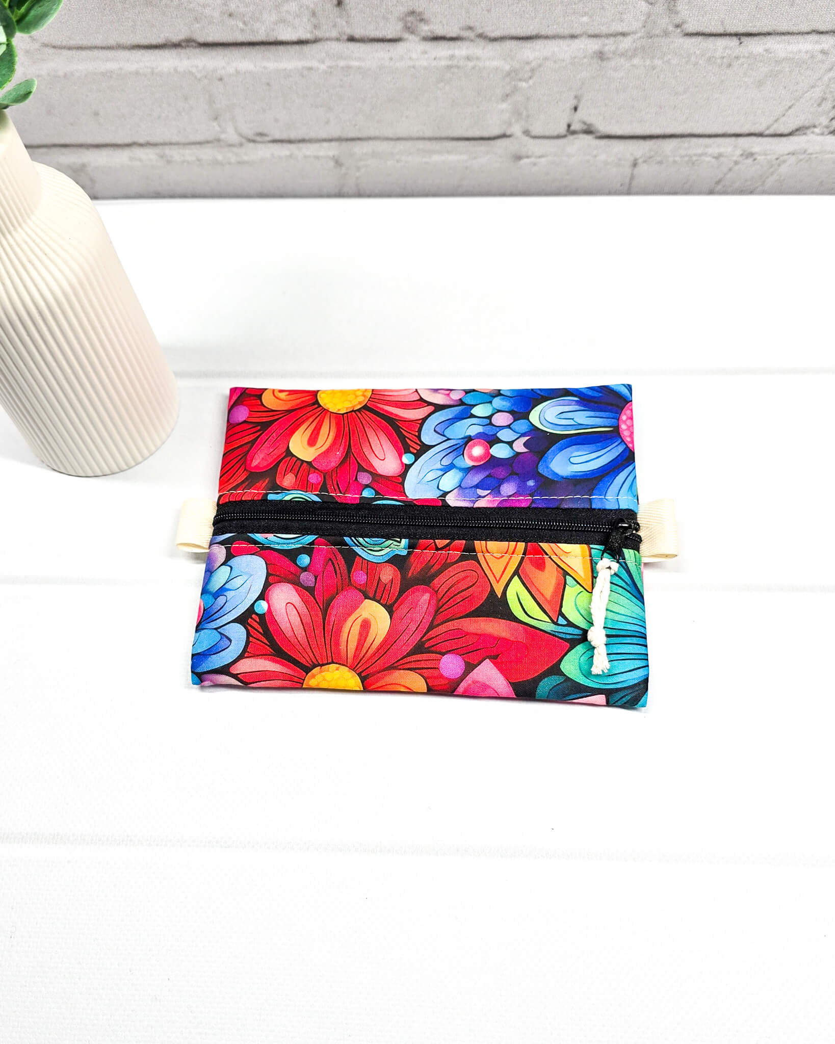 Mini Zip Pouch bunt Blumen modern handgenäht Bayern von Nadelmikado