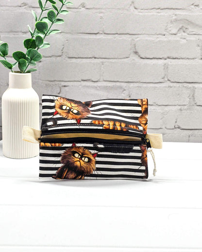 Kleine Zubehörtasche mit schwarz-weißem Streifenmuster, Grumpy-Cat-Motiven und einem Reißverschluss. Handgenäht in Bayern von Nadelmikado.