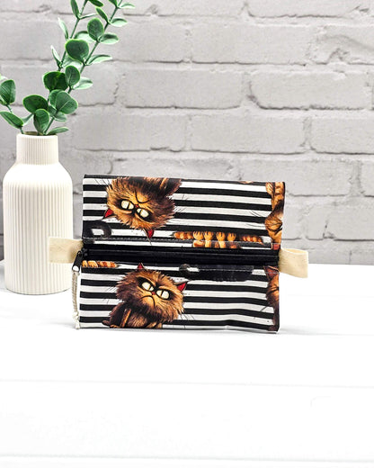Kleine Zubehörtasche mit schwarz-weißem Streifenmuster, Grumpy-Cat-Motiven und einem Reißverschluss. Handgenäht in Bayern von Nadelmikado.