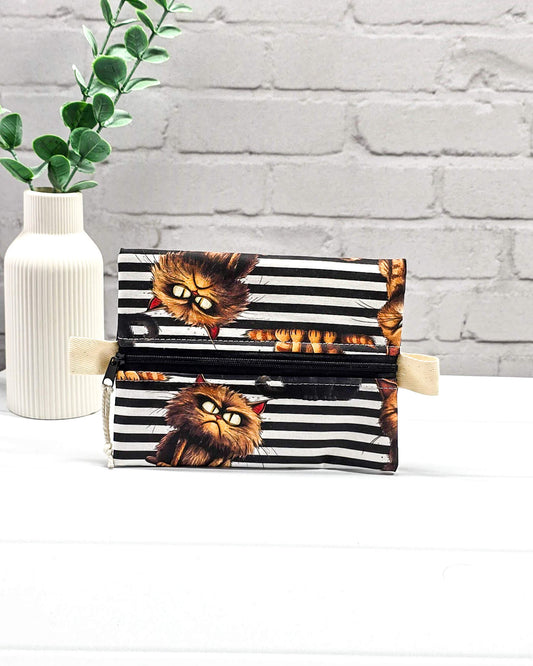 Kleine Zubehörtasche mit schwarz-weißem Streifenmuster, Grumpy-Cat-Motiven und einem Reißverschluss. Handgenäht in Bayern von Nadelmikado.