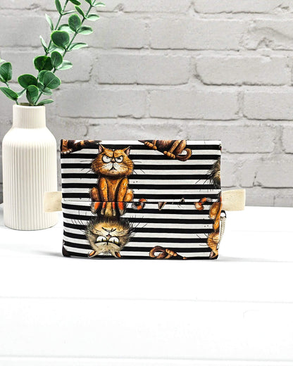 Kleine Zubehörtasche mit schwarz-weißem Streifenmuster, Grumpy-Cat-Motiven und einem Reißverschluss. Handgenäht in Bayern von Nadelmikado.