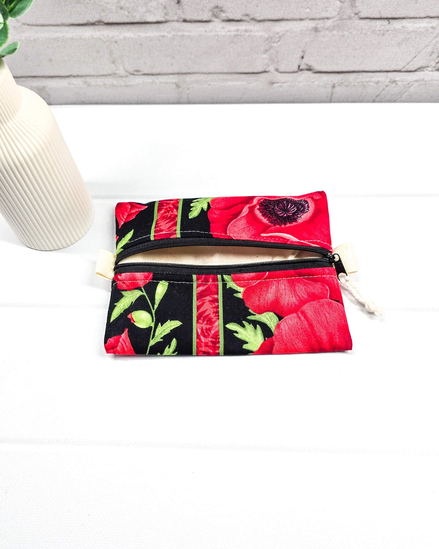 Mini Zip Pouch Mohnblumen rot schwarz handgenäht Bayern von Nadelmikado
