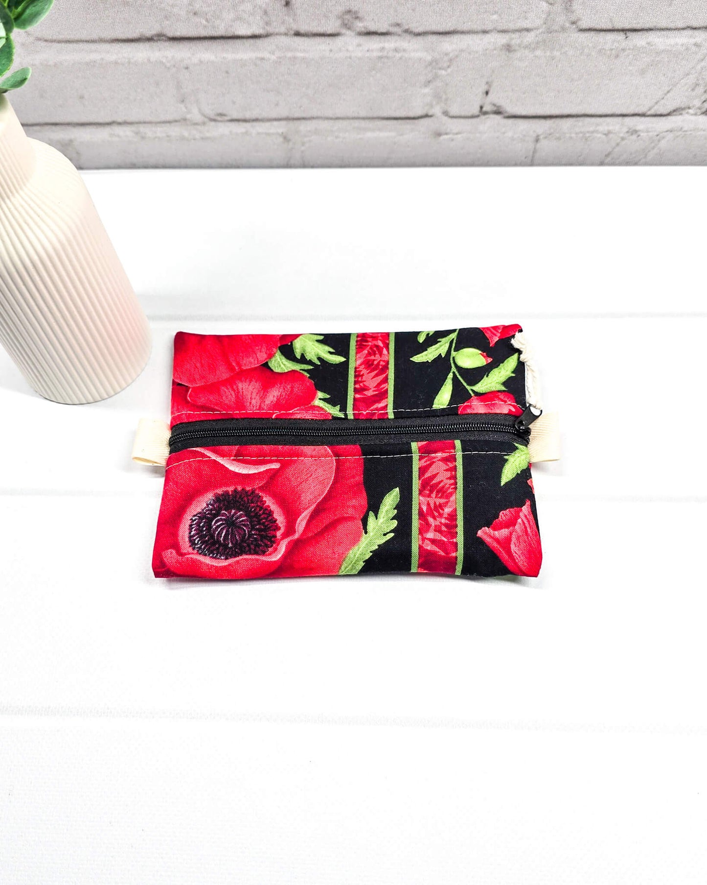 Mini Zip Pouch Mohnblumen rot schwarz handgenäht Bayern von Nadelmikado
