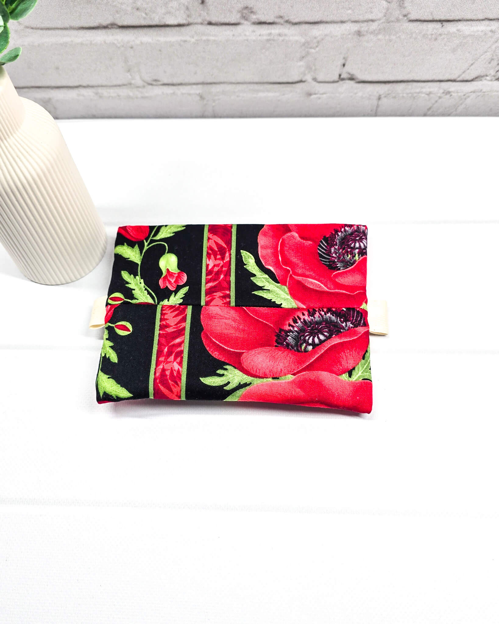 Mini Zip Pouch Mohnblumen rot schwarz handgenäht Bayern von Nadelmikado