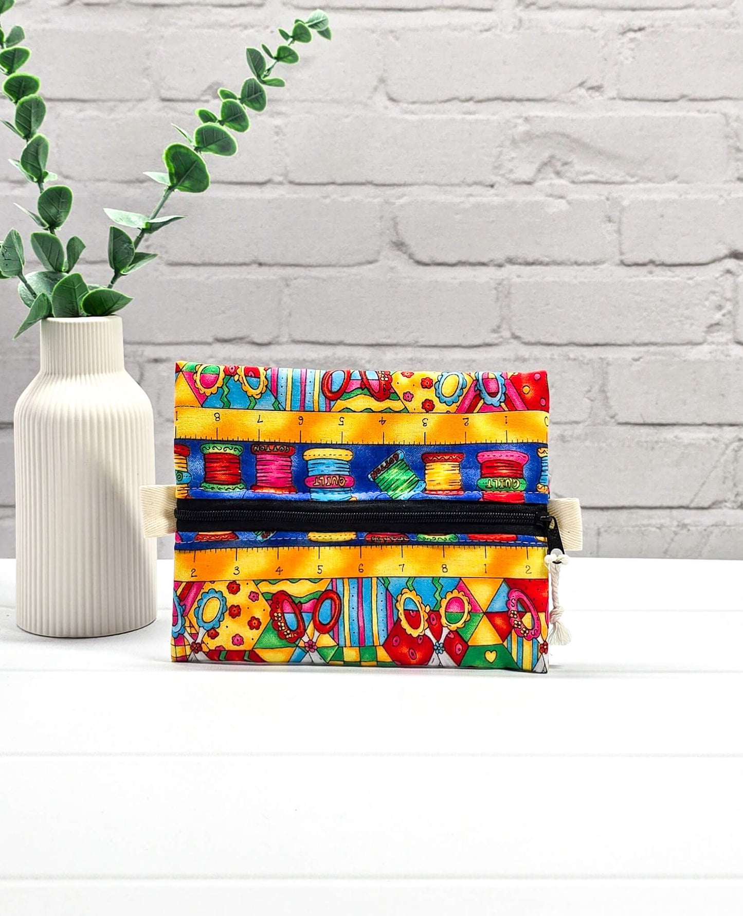 Mini Zip Pouch Nähmotiv bunt Garnrollen handgenäht in Bayern von Nadelmikado
