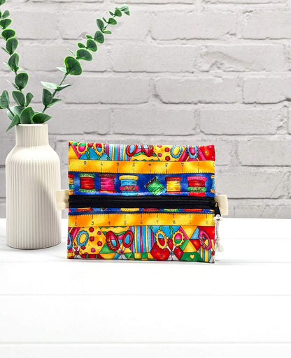 Mini Zip Pouch Nähmotiv bunt Garnrollen handgenäht in Bayern von Nadelmikado