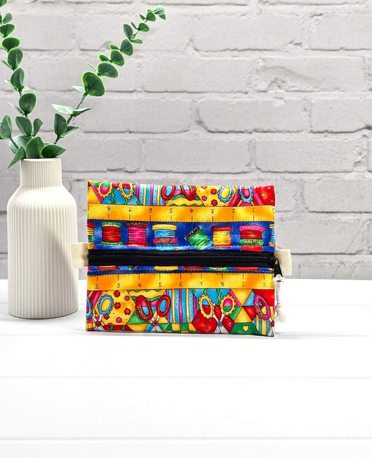 Mini Zip Pouch Nähmotiv bunt Garnrollen handgenäht in Bayern von Nadelmikado