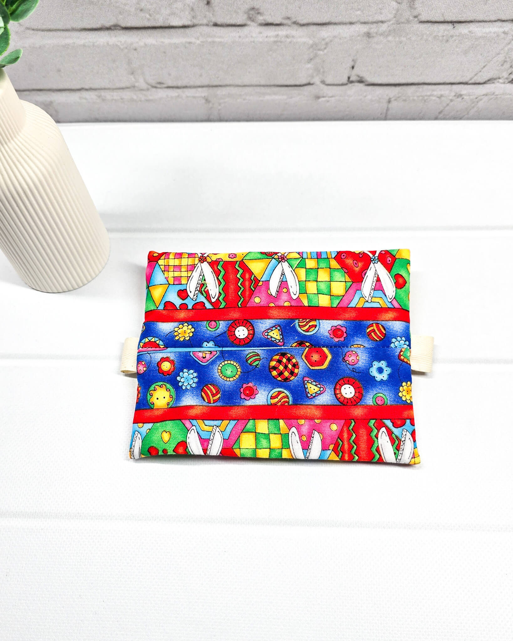 Mini Zip Pouch Nähmotiv bunt Garnrollen handgenäht Bayern von Nadelmikado