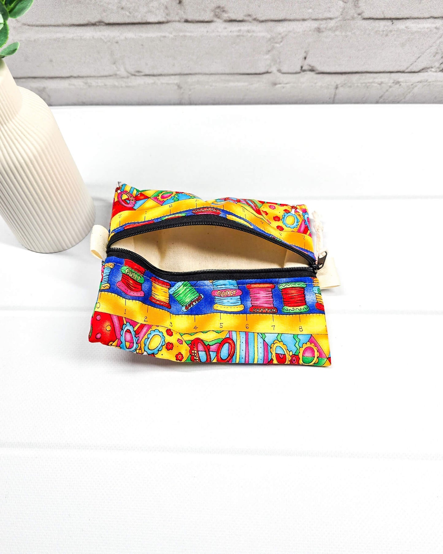Mini Zip Pouch Nähmotiv bunt Garnrollen handgenäht Bayern von Nadelmikado