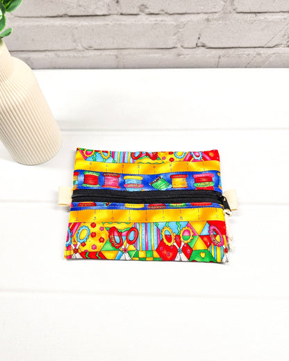 Mini Zip Pouch Nähmotiv bunt Garnrollen handgenäht in Bayern von Nadelmikado