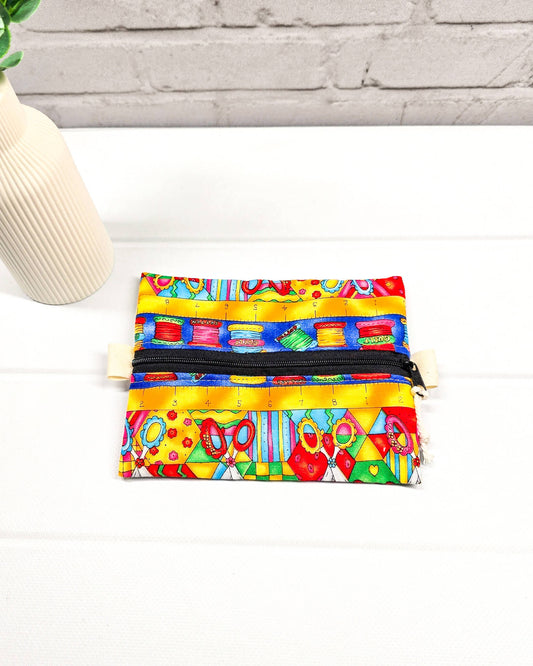 Mini Zip Pouch Nähmotiv bunt Garnrollen handgenäht in Bayern von Nadelmikado