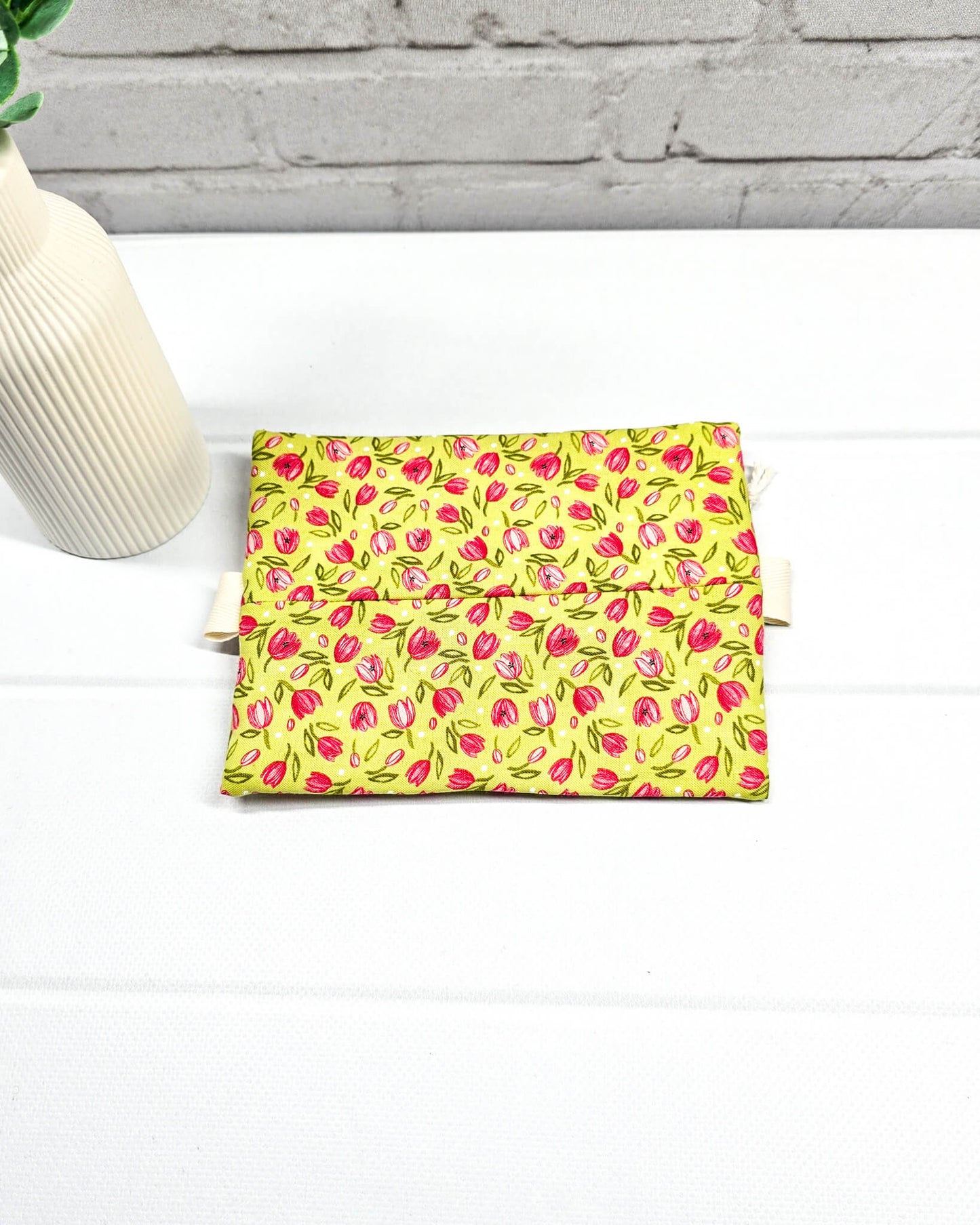 Mini Zip Pouch Tulpen Muster gelb rot handgenäht Bayern von Nadelmikado