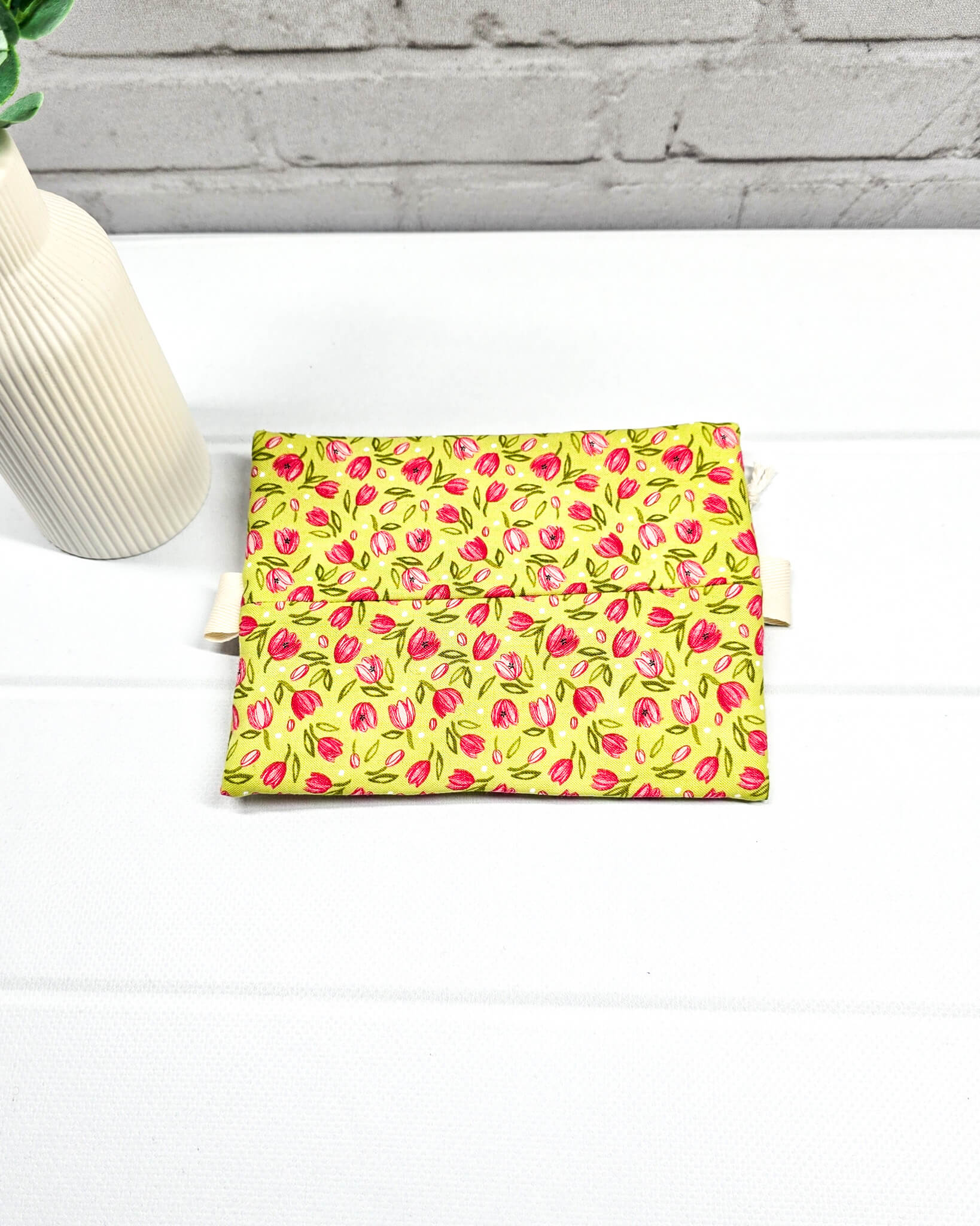 Mini Zip Pouch Tulpen Muster gelb rot handgenäht Bayern von Nadelmikado