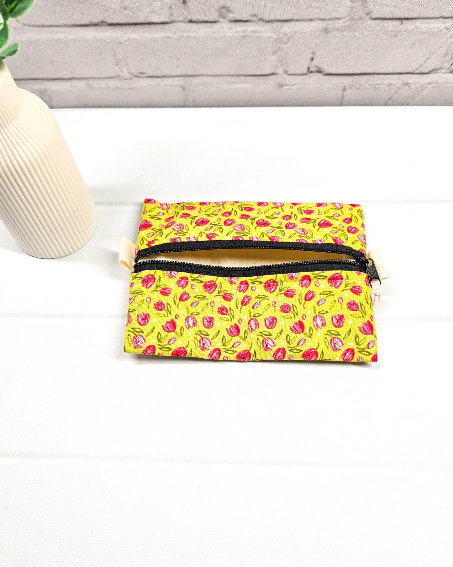 Mini Zip Pouch Tulpen Muster gelb rot handgenäht Bayern von Nadelmikado