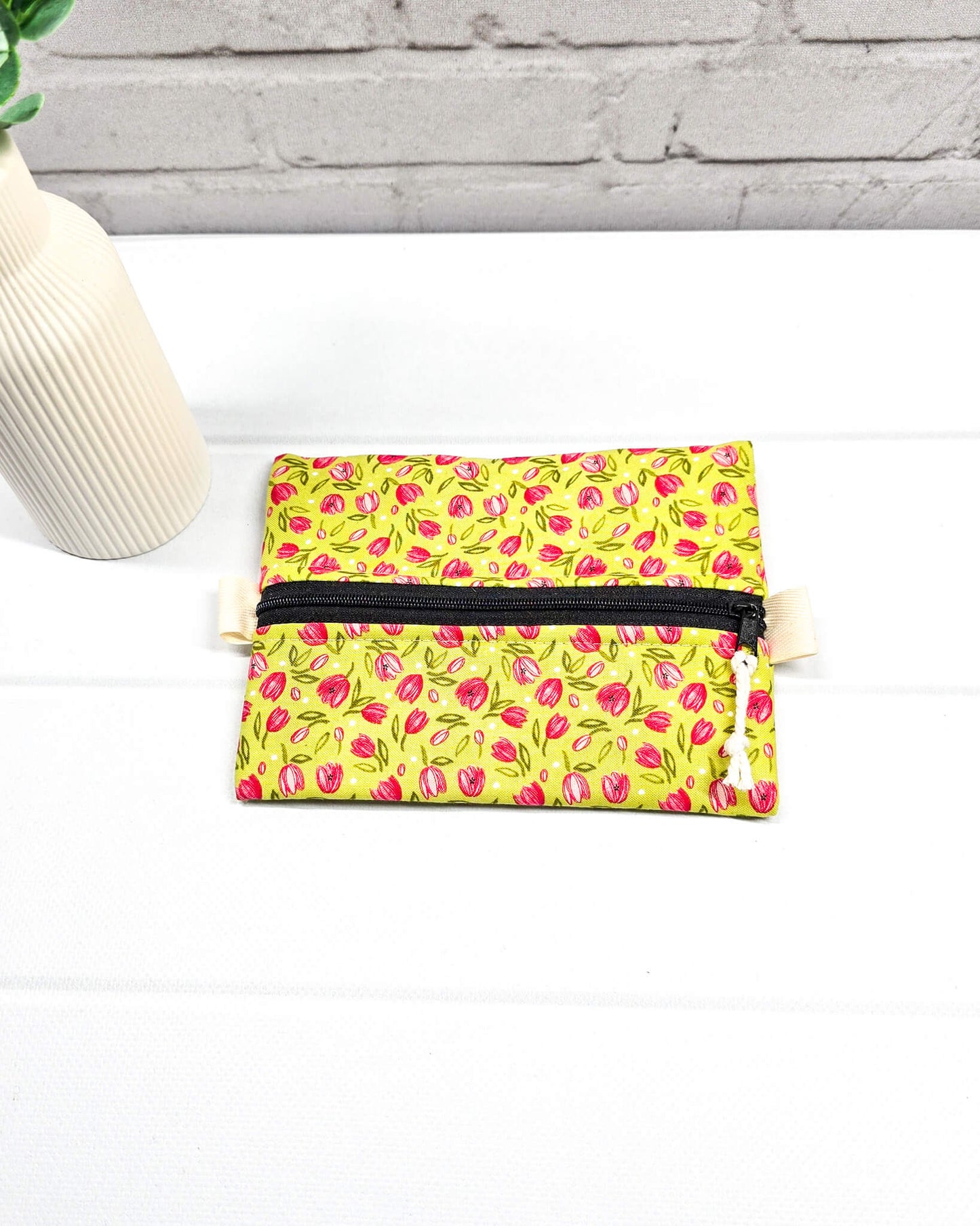 Mini Zip Pouch Tulpen Muster gelb rot handgenäht Bayern von Nadelmikado