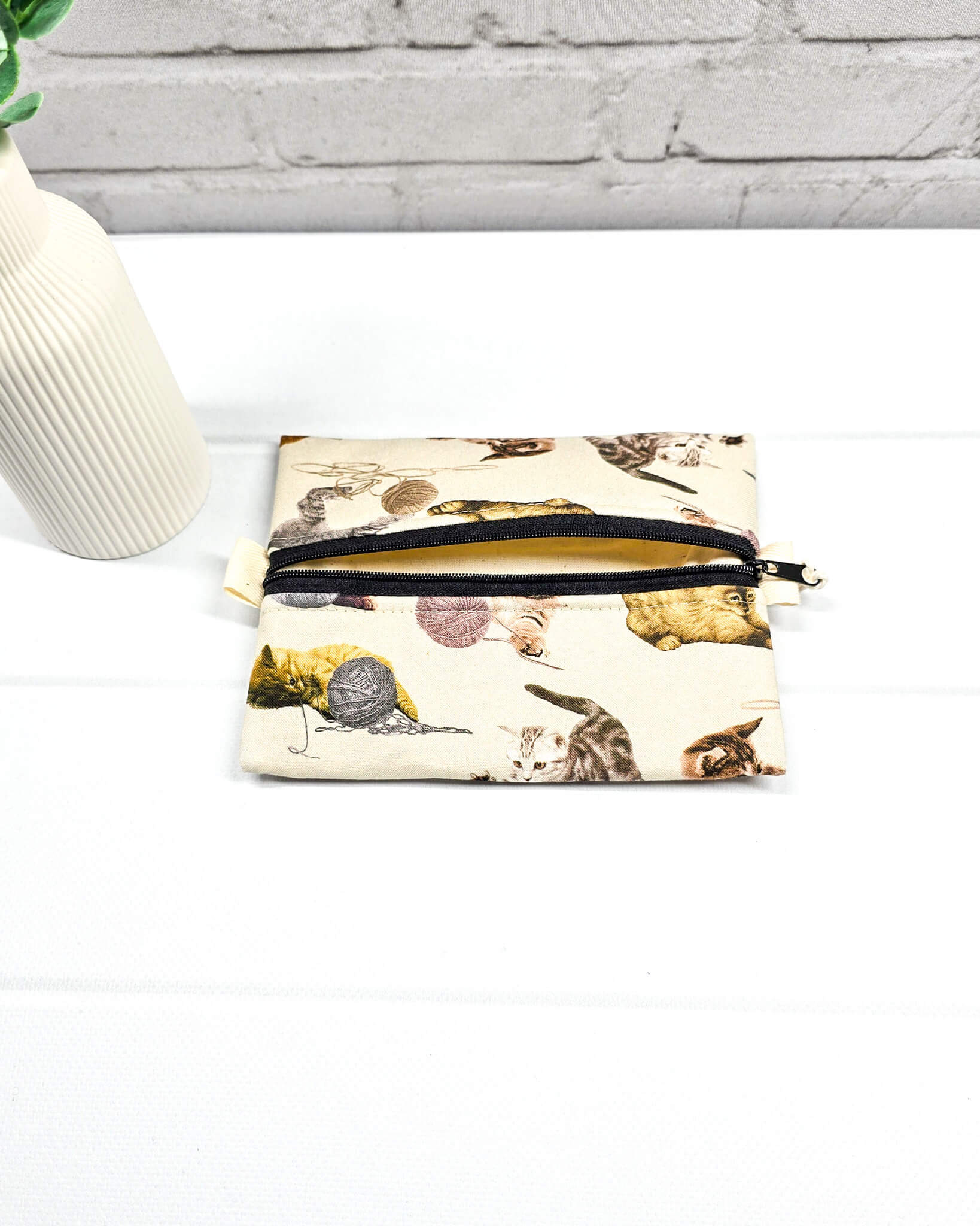 Mini Zip Pouch Katzen Wollknäuel handgenäht Bayern von Nadelmikado