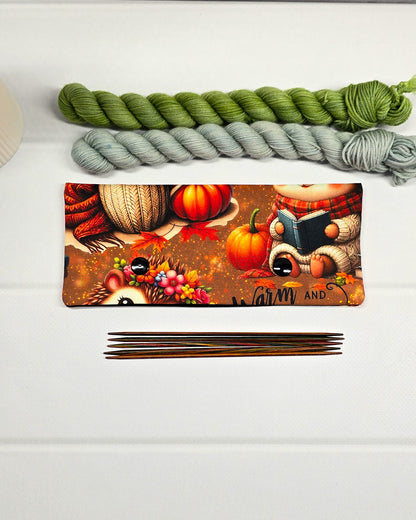 Nadelgarage 15 cm für Nadelspiele im Autumn Cozy Design mit Igeln, Kürbissen und Wolle – handgenäht in Bayern von NadelMikado