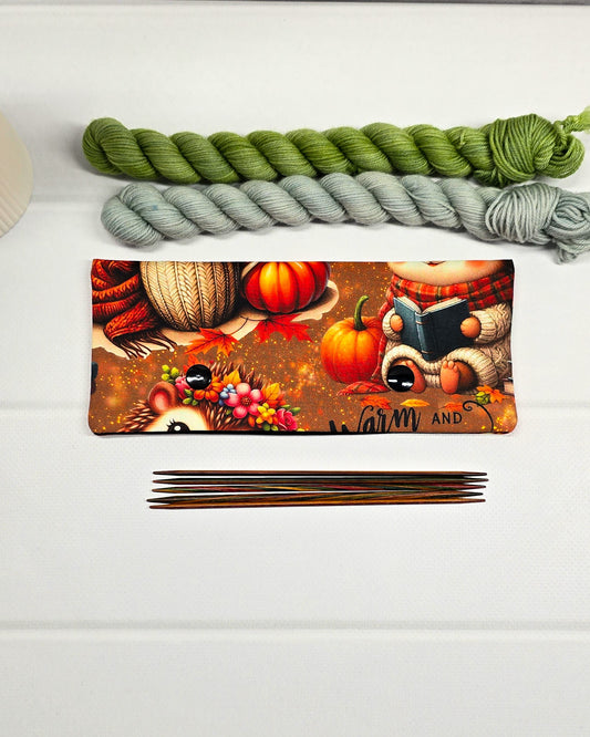 Nadelgarage 15 cm für Nadelspiele im Autumn Cozy Design mit Igeln, Kürbissen und Wolle – handgenäht in Bayern von NadelMikado