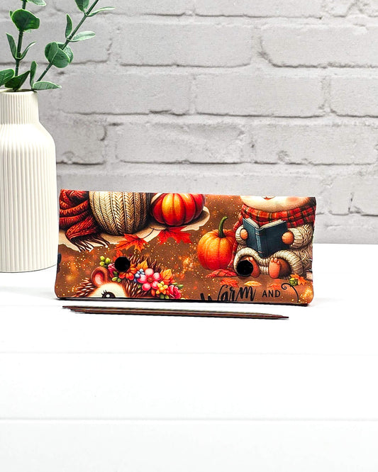 Nadelgarage 15 cm für Nadelspiele im Autumn Cozy Design mit Igeln, Kürbissen und Wolle – handgenäht in Bayern von NadelMikado