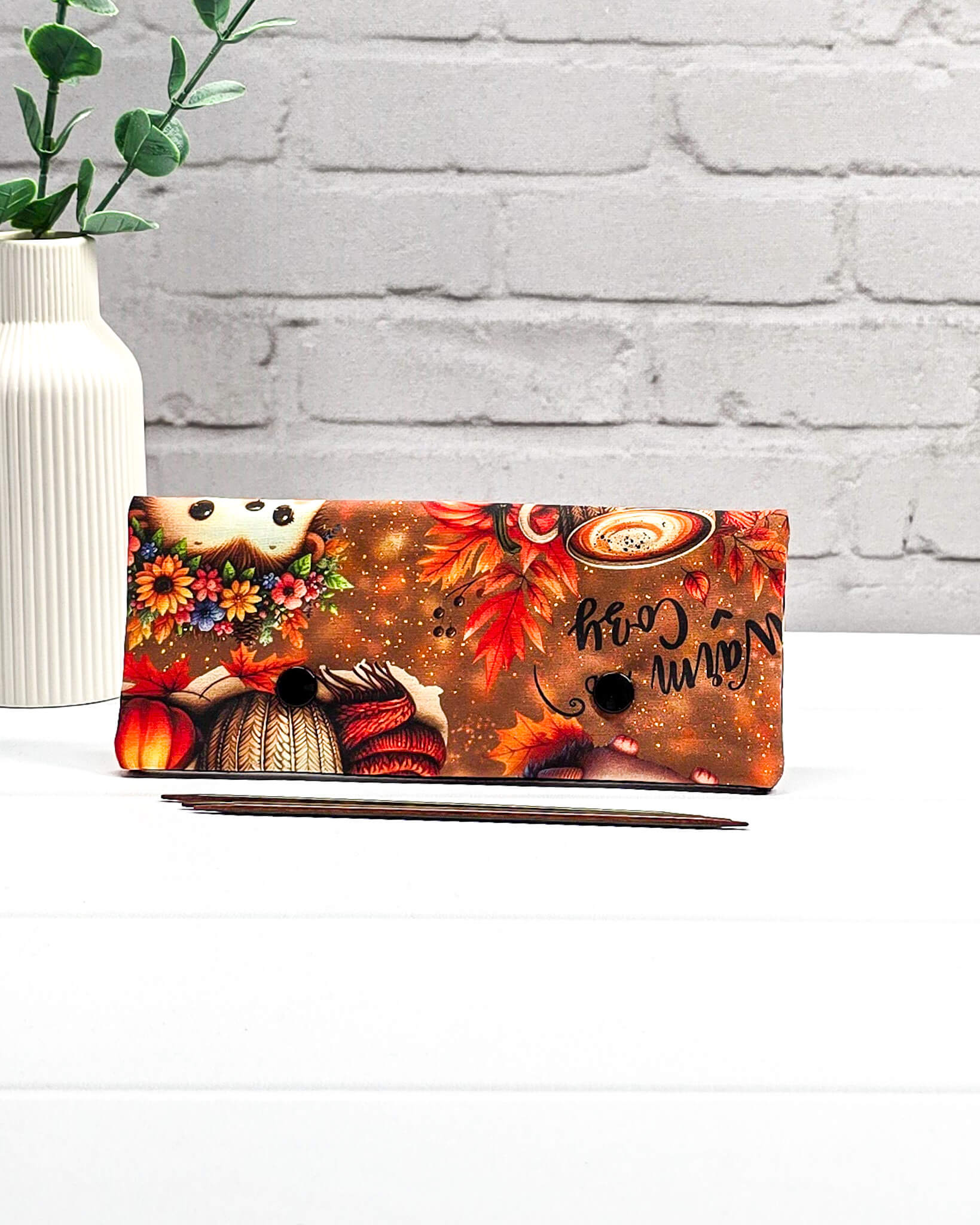 Nadelgarage 15 cm für Nadelspiele im Autumn Cozy Design mit Igeln, Kürbissen und Wolle – handgenäht in Bayern von NadelMikado
