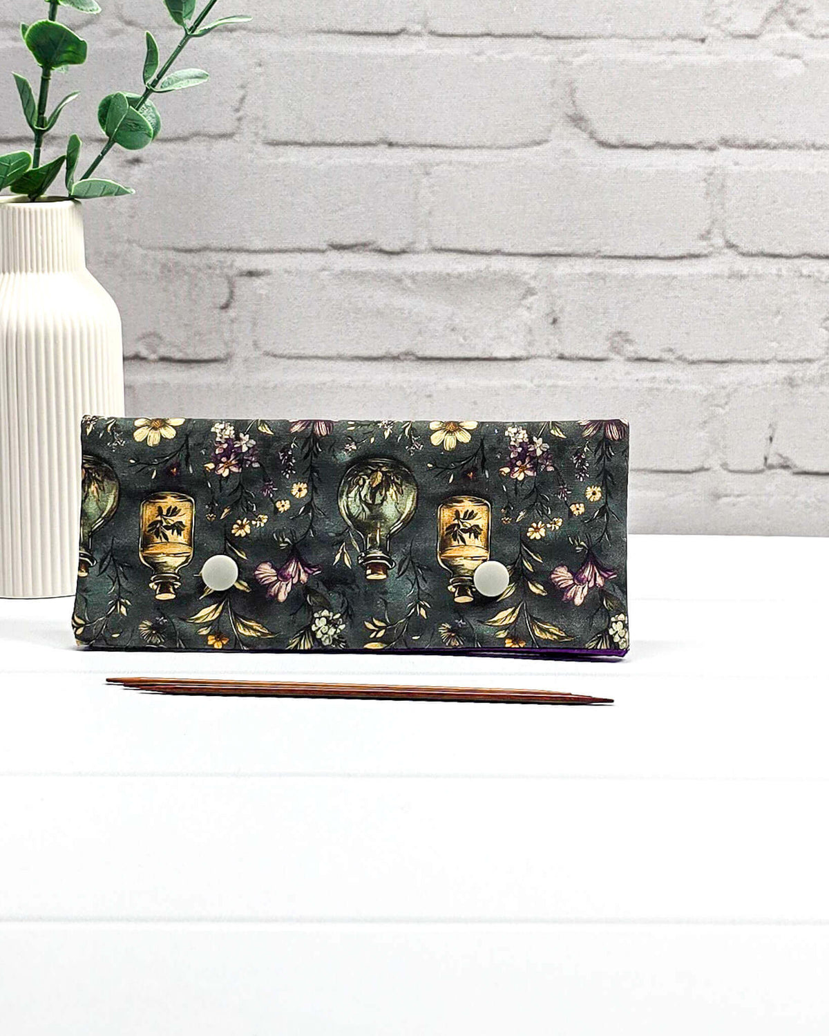 Nadelgarage 15 cm Botanical Apothecary für kurze Stricknadeln und Nadelspiele mit botanischem Apotheker-Motiv. Handgenäht in Bayern von Nadelmikado. 