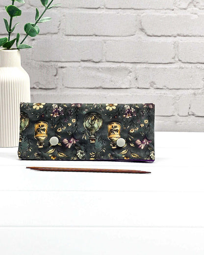 Nadelgarage 15 cm Botanical Apothecary für kurze Stricknadeln und Nadelspiele mit botanischem Apotheker-Motiv. Handgenäht in Bayern von Nadelmikado. 