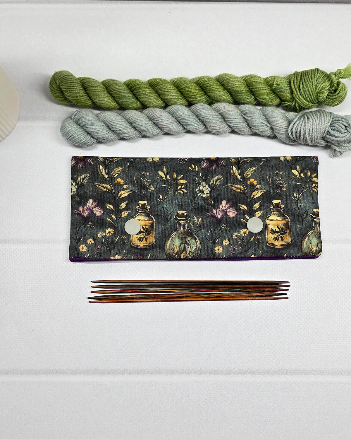 Nadelgarage 15 cm Botanical Apothecary für kurze Stricknadeln und Nadelspiele mit botanischem Apotheker-Motiv. Handgenäht in Bayern von Nadelmikado. 