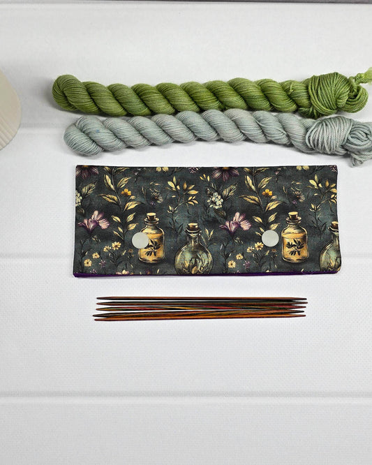 Nadelgarage 15 cm Botanical Apothecary für kurze Stricknadeln und Nadelspiele mit botanischem Apotheker-Motiv. Handgenäht in Bayern von Nadelmikado. 
