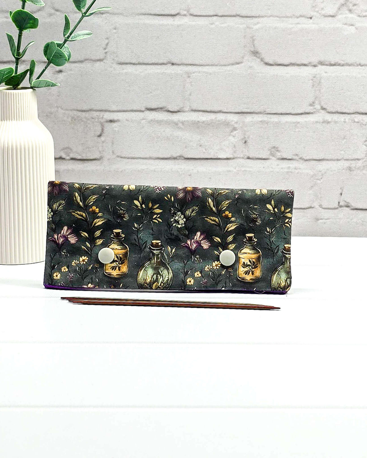 Nadelgarage 15 cm Botanical Apothecary für kurze Stricknadeln und Nadelspiele mit botanischem Apotheker-Motiv. Handgenäht in Bayern von Nadelmikado. 