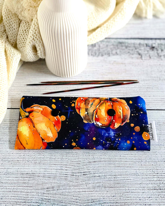 Handgenähte Nadelgarage 15 cm mit großen Aquarell-Kürbissen auf dunkelblauem Stoff