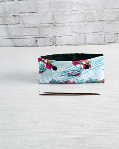 Nadelgarage 15 cm mit Nilpferd am Strand, handgenäht in Bayern von Nadelmikado